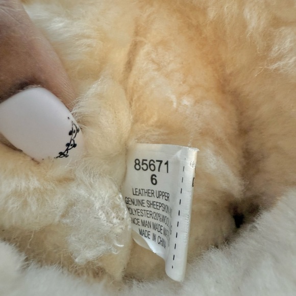 Minnetonka Tan Camel Suede Winter Boots - Size 6 - Picture 4 of 9